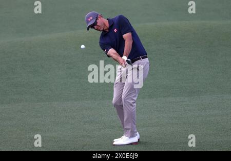 Augusta, États-Unis. 11 avril 2024. Adam Scott, l'australien, passe au vert sur le deuxième trou lors de la première manche du tournoi Masters à Augusta National Golf Club à Augusta, en Géorgie, le jeudi 11 avril 2024. Photo de Tannen Maury/UPI crédit : UPI/Alamy Live News Banque D'Images