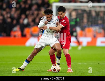 Jose Ederson Silva d'Atalanta (à gauche) et Wataru Endo de Liverpool s'affrontent pour le ballon lors du match de première manche en quart de finale de l'UEFA Europa League à Anfield, Liverpool. Date de la photo : jeudi 11 avril 2024. Banque D'Images