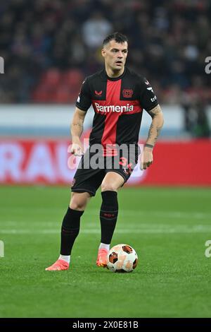 Leverkusen, Allemagne. 11 avril 2024. Football : Europa League, Bayer Leverkusen - West Ham United, éliminatoires, quarts de finale, première manche, BayArena. Le granit Xhaka de Leverkusen joue le ballon. Crédit : Marius Becker/dpa/Alamy Live News Banque D'Images