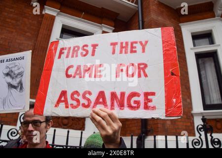 Londres, Royaume-Uni. 11 avril 2024. Les partisans de Julian Assange se rassemblent devant l'ambassade de l'Équateur à Knightsbridge à l'occasion du cinquième anniversaire de son incarcération dans la prison de Belmarsh. Le fondateur de WikiLeaks avait auparavant passé près de sept ans en exil à l'ambassade jusqu'à ce que son asile lui soit retiré. Crédit : Vuk Valcic/Alamy Live News Banque D'Images