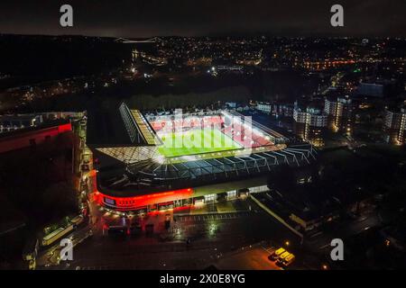 Vue aérienne générale d'un stade Ashton Gate illuminé, domicile de l'équipe de championnat de la Ligue anglaise de football Bristol City et du club de rugby Bristol Bears. Banque D'Images