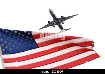 New York, États-Unis. 11 avril 2024. Un avion de Delta Air Lines est encadré d'un drapeau des États-Unis d'Amérique à l'approche de l'aéroport LaGuardia dans l'arrondissement de Queens, New York, le 11 avril 2024. Delta Air Lines a enregistré un solide bénéfice trimestriel pour la première fois en 2024 de 30 millions de dollars, en hausse de 75 % par rapport à l'année précédente. (Photo par Anthony Behar/Sipa USA) crédit : Sipa USA/Alamy Live News Banque D'Images