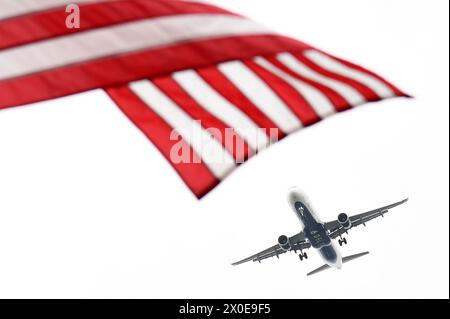 New York, États-Unis. 11 avril 2024. Un avion de Delta Air Lines est encadré d'un drapeau des États-Unis d'Amérique à l'approche de l'aéroport LaGuardia dans l'arrondissement de Queens, New York, le 11 avril 2024. Delta Air Lines a enregistré un solide bénéfice trimestriel pour la première fois en 2024 de 30 millions de dollars, en hausse de 75 % par rapport à l'année précédente. (Photo par Anthony Behar/Sipa USA) crédit : Sipa USA/Alamy Live News Banque D'Images