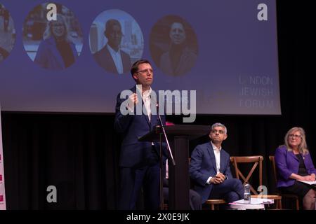 Rob Blackie, libéral démocrate, s'exprimant à la Jewish Community Hustings. Les principaux candidats à la mairie de Londres ont pris part à l'événement au Centre communautaire JW3 sur Finchley Road. C’était la première fois que ces quatre candidats se présentaient ensemble sur scène dans la campagne électorale jusqu’à présent. Le maire actuel, Sadiq Khan, travailliste, et Susan Hall, conservatrice, écoutez attentivement en arrière-plan. Banque D'Images