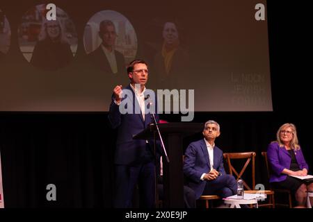 Rob Blackie, libéral démocrate, s'exprimant à la Jewish Community Hustings. Les principaux candidats à la mairie de Londres ont pris part à l'événement au Centre communautaire JW3 sur Finchley Road. C’était la première fois que ces quatre candidats se présentaient ensemble sur scène dans la campagne électorale jusqu’à présent. Le maire actuel, Sadiq Khan, travailliste, et Susan Hall, conservatrice, écoutez attentivement en arrière-plan. Banque D'Images