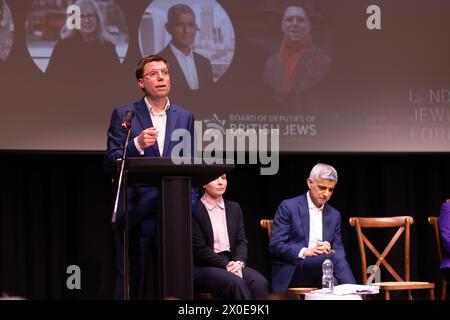 Rob Blackie, libéral démocrate, s'exprimant à la Jewish Community Hustings. Les principaux candidats à la mairie de Londres ont pris part à l'événement au Centre communautaire JW3 sur Finchley Road. C’était la première fois que ces quatre candidats se présentaient ensemble sur scène dans la campagne électorale jusqu’à présent. L’actuel maire, Sadiq Khan, travailliste, réagit en arrière-plan. Banque D'Images