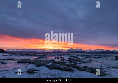 Lever du soleil sur la baie de Kachemak et les montagnes Kenai à Homer, en Alaska. Banque D'Images