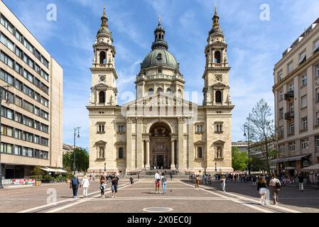 Touristes sur la place avant la basilique Saint-Étienne à Budapest Banque D'Images