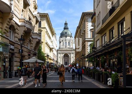 Basilique Saint-Étienne vue de Zrinyi utca avec des touristes Banque D'Images