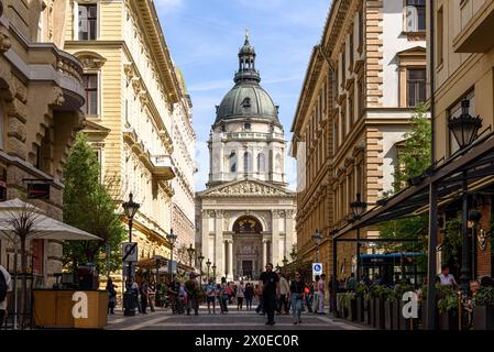 Basilique Saint-Étienne vue de Zrinyi utca avec des touristes Banque D'Images