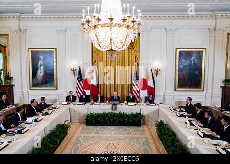 Washington, États-Unis. 11 avril 2024. Le président AMÉRICAIN Joe Biden, au centre, parle lors d'une réunion trilatérale avec Ferdinand Marcos Jr., président des Philippines, et Fumio Kishida, premier ministre japonais, dans la salle est de la Maison Blanche à Washington, DC, États-Unis, le jeudi 11 avril, 2024. le Président AMÉRICAIN Joe Biden s'apprête à dévoiler des patrouilles militaires conjointes et des entraînements avec les Philippines et le Japon alors que les alliés cherchent à contrer une Chine de plus en plus affirmée en mer de Chine méridionale. Photo par Al Drago/UPI crédit : UPI/Alamy Live News Banque D'Images