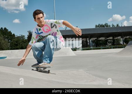 Un jeune patineur monte en toute confiance sa planche à roulettes sur le côté d'une rampe dans un skate Park extérieur ensoleillé. Banque D'Images