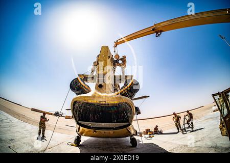 Emplacement non divulgué. 9 avril 2024. Les parachutistes affectés au 3-82e bataillon d'aviation de soutien général, 82e brigade d'aviation de combat, 82e division aéroportée effectuent la maintenance d'un CH-47 le 9 avril 2024. Ces parachutistes entretiennent et réparent des hélicoptères CH-47. (Photo du sergent Vincent Levelev) (crédit image : © U.S. Army/ZUMA Press Wire) USAGE ÉDITORIAL SEULEMENT! Non destiné à UN USAGE commercial ! Banque D'Images