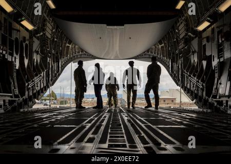28 mars 2024 - Mountain Home Air Force base, Idaho, États-Unis - les aviateurs de l'US Air Force affectés au 366th Logistics Readiness Squadron se préparent à charger de l'équipement sur un C-17 Globemaster III à Mountain Home Air Force base, Idaho, le 28 mars 2024. La 62nd Airlift Wing transportait des aviateurs et de l'équipement de la 388th Fighter Wing lors d'un exercice d'emploi de combat agile. (Photo de Keagan Lee) (crédit image : © U.S. Air Force/ZUMA Press Wire) USAGE ÉDITORIAL SEULEMENT! Non destiné à UN USAGE commercial ! Banque D'Images