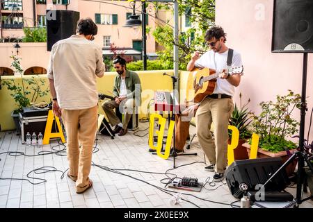 Gênes, . 11 avril 2024. Ex-Otago célèbre la sortie du nouvel album avec les fans au Circolo Superba 1885 sur la Piazza Ninfeo à Gênes crédit : Independent photo Agency/Alamy Live News Banque D'Images