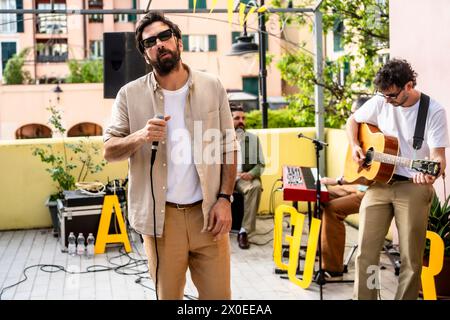 Gênes, . 11 avril 2024. Ex-Otago célèbre la sortie du nouvel album avec les fans au Circolo Superba 1885 sur la Piazza Ninfeo à Gênes crédit : Independent photo Agency/Alamy Live News Banque D'Images