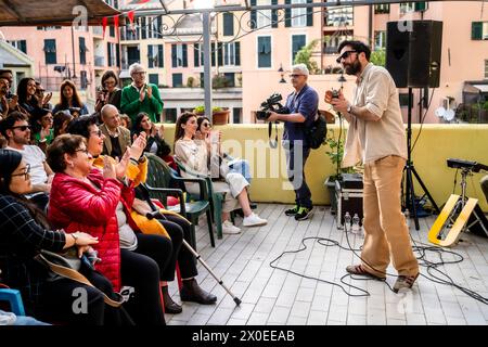 Gênes, . 11 avril 2024. Ex-Otago célèbre la sortie du nouvel album avec les fans au Circolo Superba 1885 sur la Piazza Ninfeo à Gênes crédit : Independent photo Agency/Alamy Live News Banque D'Images