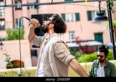 Gênes, . 11 avril 2024. Ex-Otago célèbre la sortie du nouvel album avec les fans au Circolo Superba 1885 sur la Piazza Ninfeo à Gênes crédit : Independent photo Agency/Alamy Live News Banque D'Images