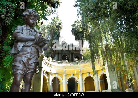 Fontaine de Neptune et façade ornée au pied de la colline Santa Lucia (Cerro Santa Lucia) à Santiago - la capitale du Chili Banque D'Images