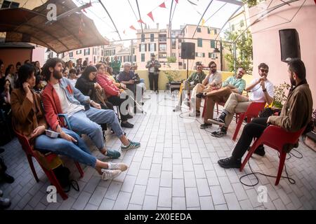 Gênes, . 11 avril 2024. Ex-Otago célèbre la sortie du nouvel album avec les fans au Circolo Superba 1885 sur la Piazza Ninfeo à Gênes crédit : Independent photo Agency/Alamy Live News Banque D'Images