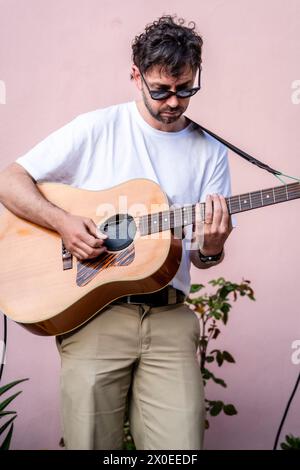 Gênes, . 11 avril 2024. Ex-Otago célèbre la sortie du nouvel album avec les fans au Circolo Superba 1885 sur la Piazza Ninfeo à Gênes crédit : Independent photo Agency/Alamy Live News Banque D'Images