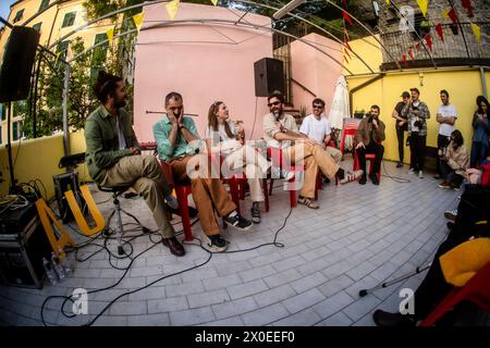 Gênes, . 11 avril 2024. Ex-Otago célèbre la sortie du nouvel album avec les fans au Circolo Superba 1885 sur la Piazza Ninfeo à Gênes crédit : Independent photo Agency/Alamy Live News Banque D'Images