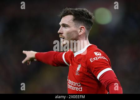 Liverpool, Royaume-Uni. 11 avril 2024. Andrew Robertson de Liverpool regarde. UEFA Europa League, quart de finale 1ère manche, Liverpool v Atalanta à Anfield à Liverpool le jeudi 11 avril 2024. Cette image ne peut être utilisée qu'à des fins éditoriales. Usage éditorial exclusif. photo par Chris Stading/Andrew Orchard photographie sportive/Alamy Live News crédit : Andrew Orchard photographie sportive/Alamy Live News Banque D'Images