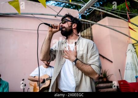 Gênes, . 11 avril 2024. Ex-Otago célèbre la sortie du nouvel album avec les fans au Circolo Superba 1885 sur la Piazza Ninfeo à Gênes crédit : Independent photo Agency/Alamy Live News Banque D'Images