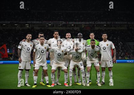 Formation de L'AS Roma lors du match de première manche de la demi-finale de l'UEFA Europa League entre l'AC Milan et L'AS Roma le 11 avril 2024 au stade Giuseppe Meazza San Siro Siro de Milan, Italie. Crédit : Tiziano Ballabio Banque D'Images