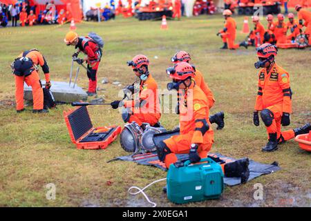 Action de l'Agence nationale de recherche et de sauvetage pour se préparer à l'atténuation des effets des catastrophes dans une simulation de réaction aux tremblements de terre. Banque D'Images