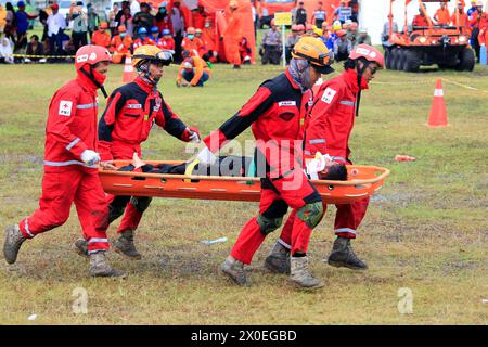 Action Agence nationale de recherche et de sauvetage Basarnas dans la simulation de secours sismiques Banque D'Images