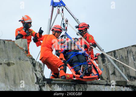 Action Agence nationale de recherche et de sauvetage Basarnas dans la simulation de secours sismiques Banque D'Images