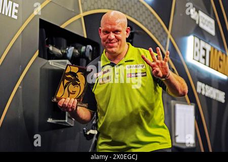 Birmingham, Royaume-Uni. 11 avril 2024. Michael van Gerwen célèbre la victoire de la soirée aux fléchettes BetMGM premier League 2024, Night 11, Birmingham at Utilita Arena, Birmingham, Angleterre, Royaume-Uni le 11 avril 2024 crédit : Every second Media/Alamy Live News Banque D'Images