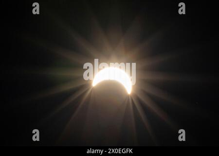 Lincoln, Nebraska, États-Unis. 8 avril 2024. Soldats, aviateurs et autres coéquipiers du département militaire du Nebraska prennent une pause du travail et utilisent des lunettes de protection pour observer une éclipse solaire partielle, le 8 avril 2024, depuis le toit du bâtiment du quartier général de la Force interarmées à Lincoln, Nebraska. La lune est passée directement devant le soleil causant 83% de la totalité. (Crédit image : © U.S. Army/ZUMA Press Wire) USAGE ÉDITORIAL SEULEMENT! Non destiné à UN USAGE commercial ! Banque D'Images