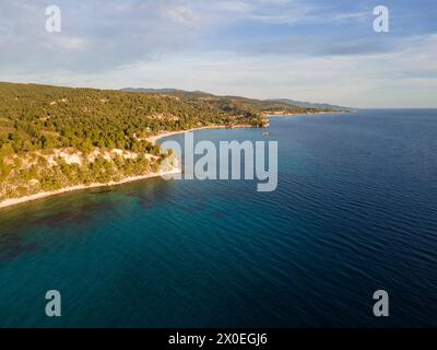 Vue imprenable sur la côte de Sithonia près de la plage de Koviou, Chalcidique, Macédoine centrale, Grèce Banque D'Images