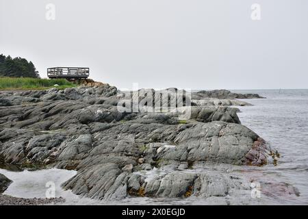 Plate-forme observatoire en bois sur Island cape. Rochers arrondis par l'océan. Ile aux lièvres sur le fleuve Saint-Laurent Banque D'Images