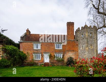 Une vieille maison en briques rouges construite dans la tour à Greys court, une maison de campagne Tudor à Rotherfield Greys près de Henley-on-Thames, dans le sud de l'Oxfordshire Banque D'Images