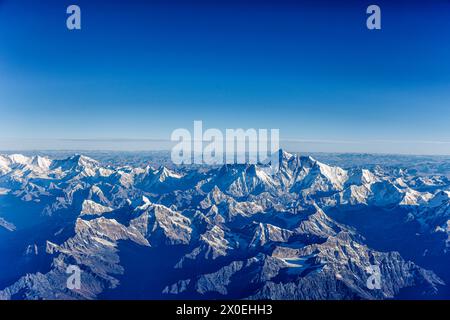 Le mont Everest, la plus haute montagne du monde à la frontière du Népal et de la Chine dans la sous-chaîne Mahalangur Himal de l'Himalaya, vue du sud Banque D'Images