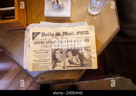 1936 Abdication Crisis Daily mail en première page des journaux à Nuffield place, domicile du magnat de l'automobile Lord Nuffield, Nuffield, South Oxfordshire Banque D'Images