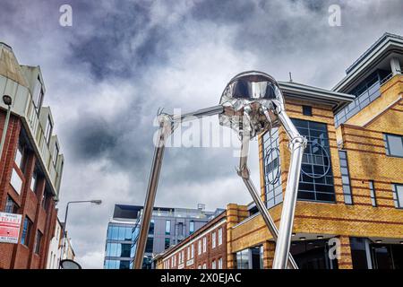 La statue martienne dans le centre-ville de Woking, une ville du Surrey, en Angleterre, extraite du roman de H G Wells 'War of the Worlds' situé à proximité de Horsell Common Banque D'Images