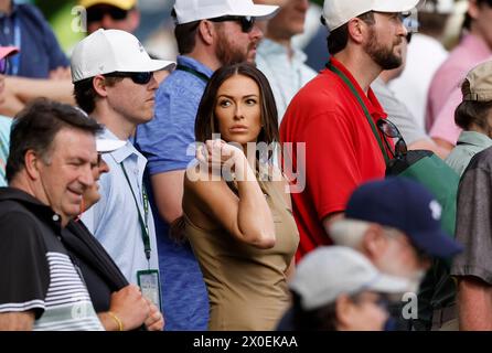 Augusta, États-Unis. 11 avril 2024. Paulina Gretzky, épouse de Dustin Johnson, regarde la première manche du tournoi Masters à Augusta National Golf Club à Augusta, Géorgie, le jeudi 11 avril 2024. Photo de John Angelillo/UPI crédit : UPI/Alamy Live News Banque D'Images