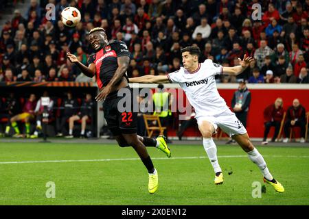 Leverkusen, Deutschland, UEFA Europa League, Bayer 04 Leverkusen : West Ham United FC 2-0 Viertelfinale, quarts de finale 11. 04. 2024 in der Bay Arena in Leverkusen Victor BONIFACE (LEV) Li.- und Nayef AGUERD (WHU) Re.- Foto : Norbert Schmidt, Duesseldorf Banque D'Images