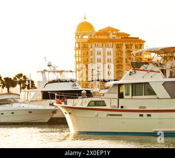 Yachts et condos à Sarasota Bay à Sarasota, Floride - États-Unis Banque D'Images