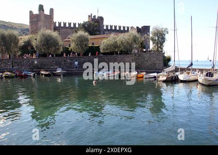 Château de Scaliger et port de plaisance sur la côte est du lac de Garde, Torri del Benaco, VR, Italie Banque D'Images