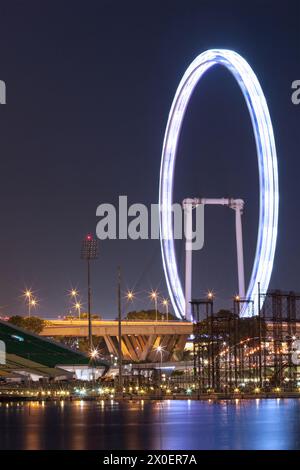 Singapore Flyer à Singapour dans la soirée. C'est la plus grande roue du monde avec une hauteur totale de 165 M. Banque D'Images