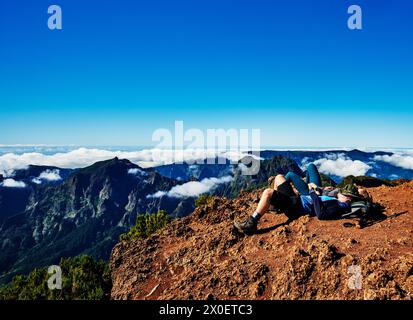 Randonneurs se relaxant au sommet du sentier PR1, randonnée Pico do Arierio à Pico Ruivo, sur l'île de Madère, Portugal, Europe Banque D'Images