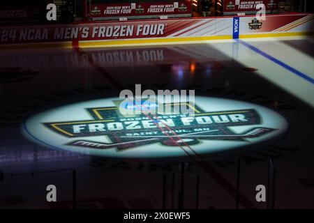 Minneapolis, Minnesota, États-Unis. 11 avril 2024. Le Frozen four logo est mis en vedette sur la glace avant la ronde de demi-finale du Championnat masculin de hockey Frozen four de la NCAA D1 2024 au Xcel Energy Center en un seul Paul, Minnesota, le 11 avril 2024. (Crédit image : © Steven Garcia/ZUMA Press Wire) USAGE ÉDITORIAL SEULEMENT! Non destiné à UN USAGE commercial ! Banque D'Images