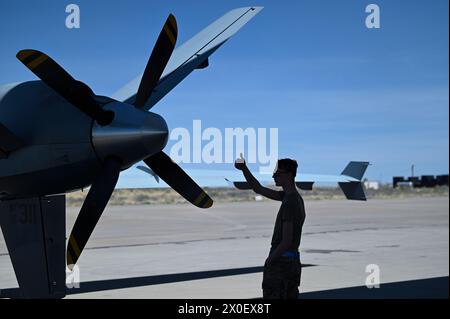 Airman 1st Class de l'US Air Force Kyle Phelps, mainteneur de la 9th Aircraft maintenance Unit, prépare un MQ-9 pour le taxi le 21 avril 2023. L'utilisation du Reaper par Holloman marque la première fois qu'un MQ-9 participe à une démonstration de puissance aérienne. (Photo de l'US Air Force par Airman 1re classe Michelle Ferrari) Banque D'Images