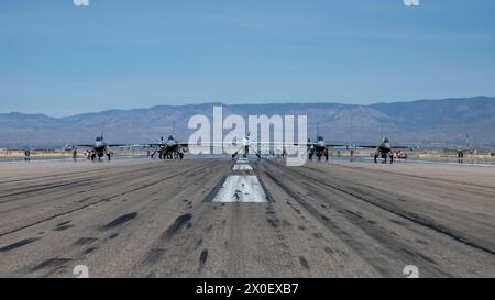 Quarante-neuf F-16 Vipers et MQ-9 tabliers affectés à la file de l'escadre 49th sur la piste lors d'une promenade à dos d'éléphant à la base aérienne Holoman, Nouveau-Mexique, 21 avril 2023. Hollomans l'utilisation de la couche marque la première fois qu'une MQ-9 participe à une exposition de puissance aérienne. (É.-U. Air Force photo Senior Airman Antonio Salfran) Banque D'Images