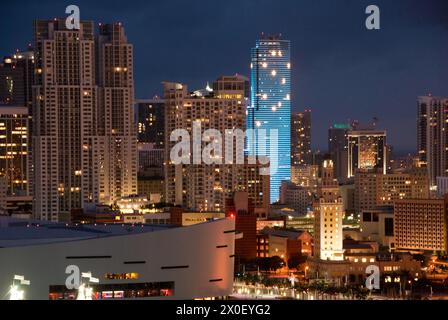 Bank of America Tower, un bâtiment de grande hauteur emblématique est allumé en bleu avec des flocons de neige pendant la saison de Noël dans la nuit dans le centre-ville de Miami, Floride - Banque D'Images